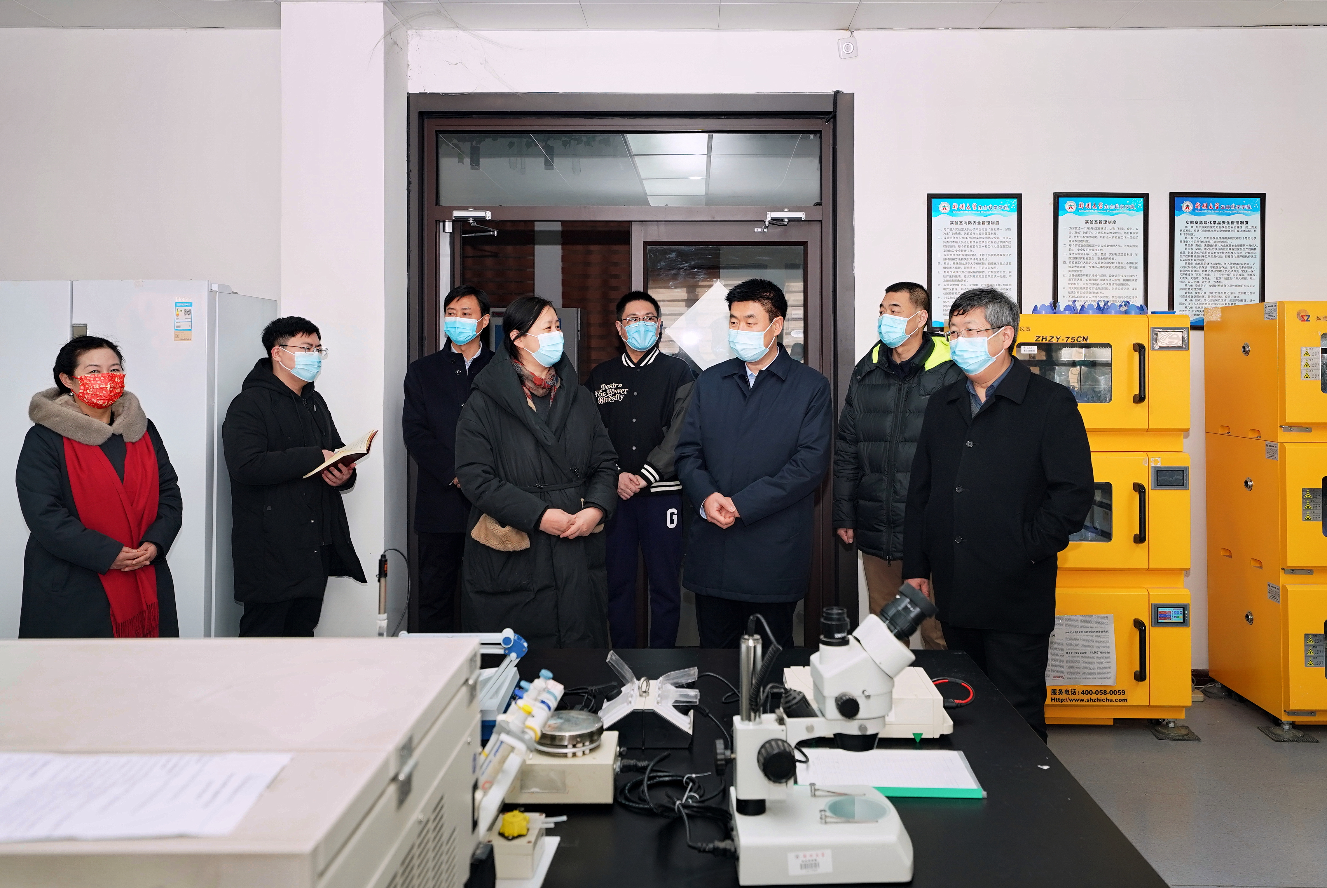 省教育厅党组书记、厅长宋争辉看望慰问郑州大学留校学生