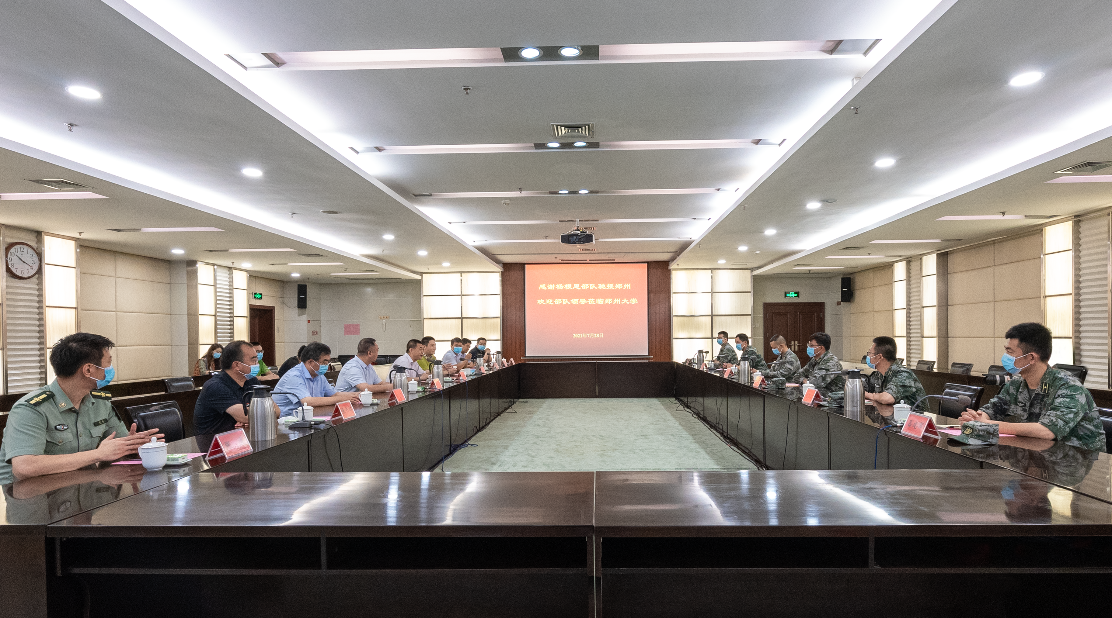 陆军第83集团军“杨根思部队”来校座谈交流